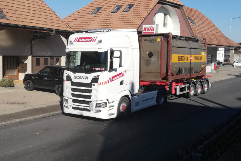 Gutknecht Transporte Spezialtransporte Lastenwagen mit Kisten